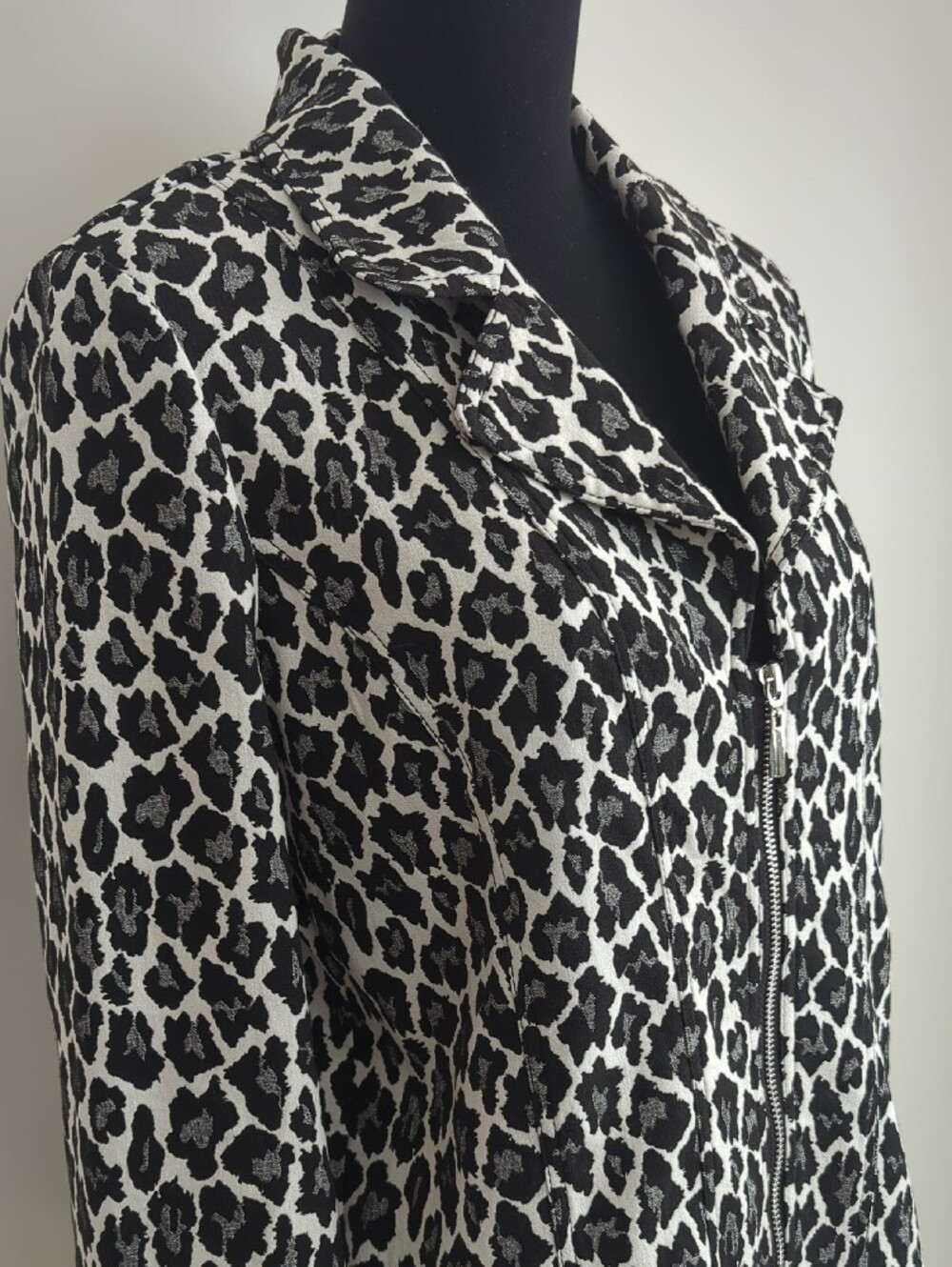 NWT White House Black Market Black & White Leopard Print Moto Jacket - SIZE 10 - Picture 4 of 10
